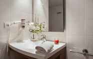 In-room Bathroom 2 Appart'City Classic Marseille Euromed