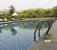 Swimming Pool 2 Courtyard by Marriott Kochi Airport