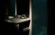 In-room Bathroom 5 ibis budget Porto Gaia