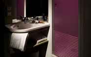 In-room Bathroom 6 ibis budget Porto Gaia