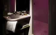 In-room Bathroom 6 ibis budget Porto Gaia