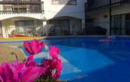 Kolam Renang 2 Hawks Inn Motel