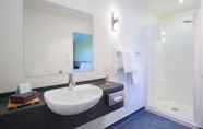In-room Bathroom 2 Harbourside Lodge