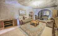 Lobby 6 Ottoman Cave Suites