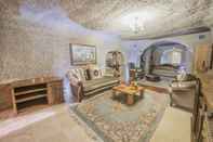 Lobby Ottoman Cave Suites