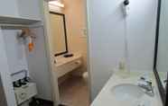 Toilet Kamar 5 Quality Inn Evanston near Wyoming Downs