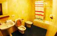 In-room Bathroom 6 Hostel Escapa2