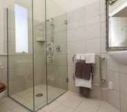 In-room Bathroom 7 Stoneleigh Lodge