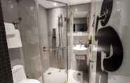 In-room Bathroom 2 CHECK inn Express Kaohsiung Love River