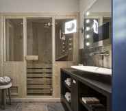 In-room Bathroom 4 Mainport