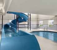 สระว่ายน้ำ 5 Days Inn & Suites by Wyndham Yorkton