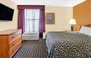 Kamar Tidur 6 Days Inn & Suites by Wyndham Kalamazoo