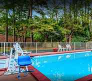 Swimming Pool 6 Red Roof Inn Williamsburg