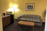 Common Space Sky Lodge Inn & Suites