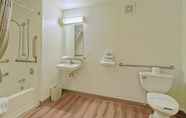 In-room Bathroom 4 Motel 6 Maple Shade Township, NJ - Philadelphia - Mt Laurel