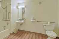 In-room Bathroom Motel 6 Maple Shade Township, NJ - Philadelphia - Mt Laurel