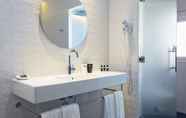 In-room Bathroom 4 One Shot Prado 23