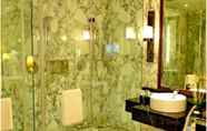 In-room Bathroom 6 Radisson Blu Jaipur