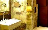 In-room Bathroom 5 Radisson Blu Jaipur