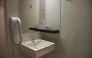 Phòng tắm bên trong 2 Kyriad La Rochelle Centre - Les Minimes