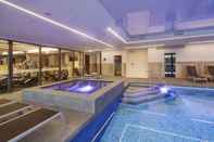 Swimming Pool Van der Valk Hotel Breda