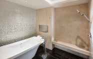 In-room Bathroom 6 Hilton Shijiazhuang