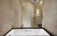 In-room Bathroom 7 Hilton Shijiazhuang