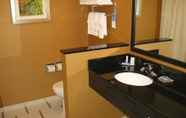 Toilet Kamar 3 Fairfield Inn & Suites Elmira Corning