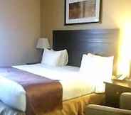 ห้องนอน 7 Days Inn & Suites by Wyndham Winnipeg Airport Manitoba