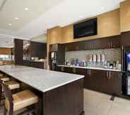 Restaurant 2 Days Inn & Suites by Wyndham Winnipeg Airport Manitoba