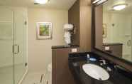 Toilet Kamar 3 Fairfield Inn & Suites Hershey Chocolate Avenue