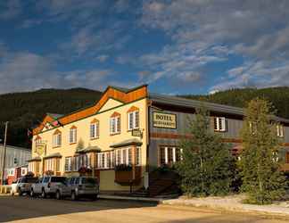 Exterior 2 Aurora Inn