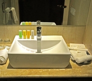 In-room Bathroom 6 Golden Tulip Udaipur