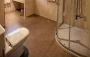 Toilet Kamar 2 Hotel Don Paco