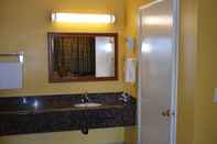 In-room Bathroom Cloud 9 Inn LAX