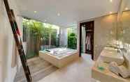 Toilet Kamar 6 The Layar Designer Villas and Spa