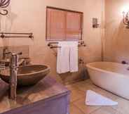 Toilet Kamar 6 Ivory Tree Game Lodge