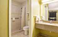 Toilet Kamar 6 Scottish Inn & Suites