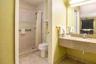 Toilet Kamar Scottish Inn & Suites