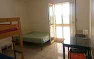 Kamar Tidur 3 5 Seater Room for Rent With Private Bathroom - Molise