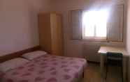 Kamar Tidur 5 5 Seater Room for Rent With Private Bathroom - Molise