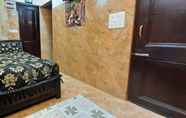 Lainnya 6 Aggarwal Guest House In Cream Location 92,121,74700