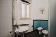 In-room Bathroom Moro Holiday Homes by Wonderful Italy