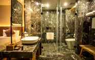 In-room Bathroom 4 Ramada by Wyndham Diqing