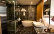 In-room Bathroom 5 Ramada by Wyndham Diqing