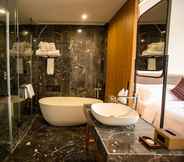 In-room Bathroom 5 Ramada by Wyndham Diqing