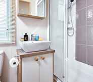 In-room Bathroom 4 Bay View 37 Oceans Edge by PRL Lodge Hire