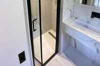 Toilet Kamar Modern 2 Bed 2 Bath Flat