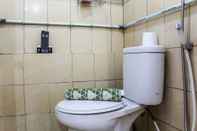 In-room Bathroom Comfortable and Tranquil 2BR Apartment at Green Pramuka