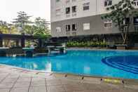 Kolam Renang Stylish and Convenient Studio Green Pramuka Apartment